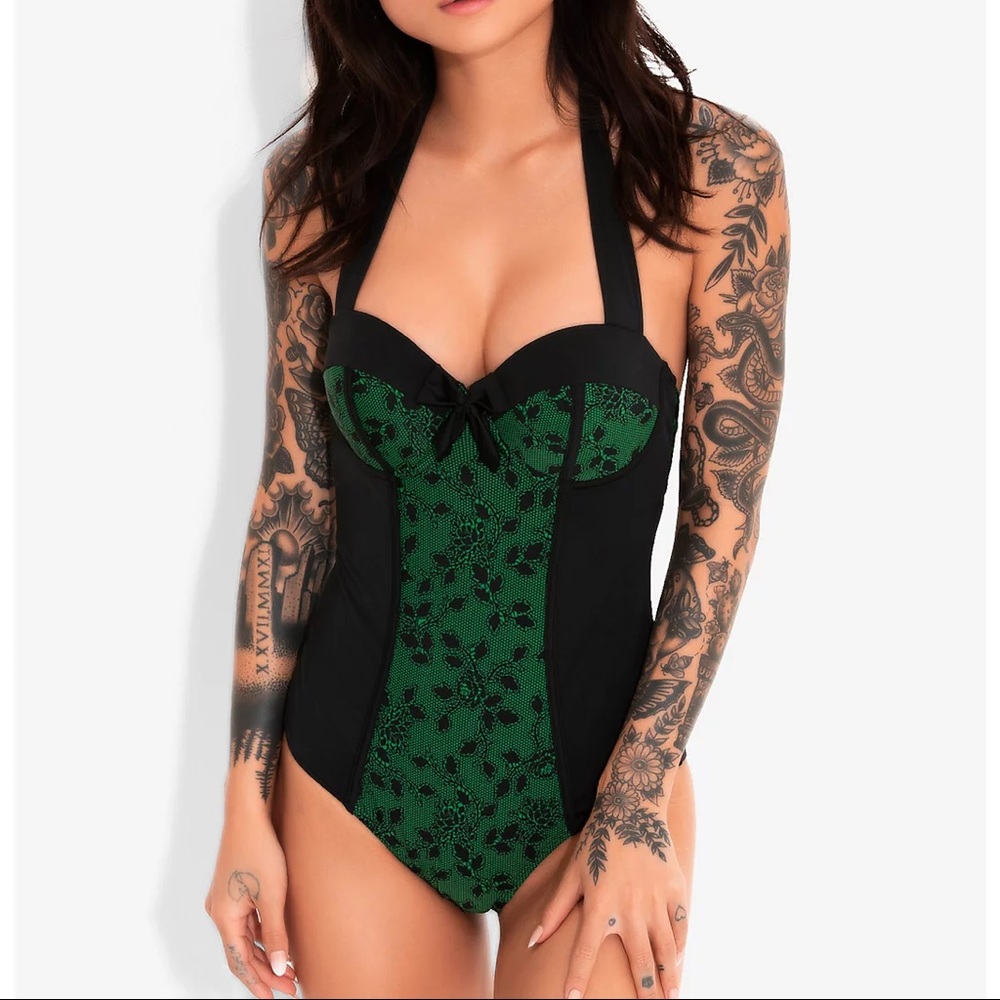 Green/Black Swimsuit 🖤💚